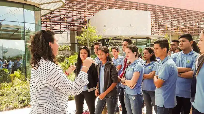 Visita guiada a estudiantes en el centro de convenciones de costa rica